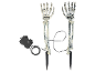 Verlichte skelet Halloween decoraties met tuinpalen en batterijdoos.