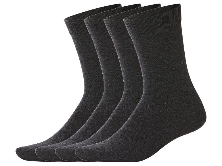 Vier paar zwarte katoenen sokken, diagonaal gerangschikt