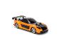 Oranje en zwarte speelgoedauto met spoiler op een witte achtergrond.