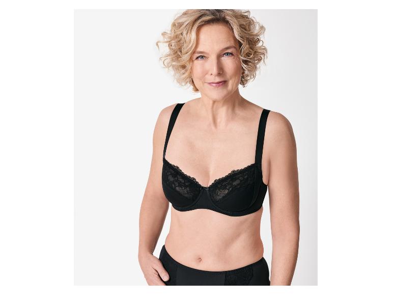 Zwarte bh met kant en bijpassende slip.