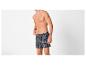 Man zonder shirt met blauw-wit geruite boxershort