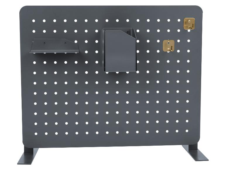 Grijs geperforeerd bord met plank, houder en gouden haken.