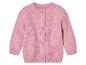 Roze gebreide cardigan voor baby's met knopen.