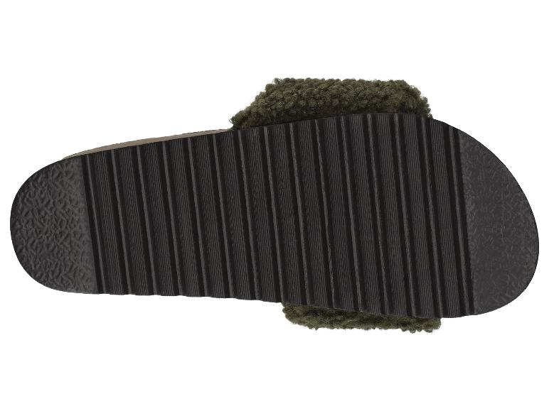 Onderkant van olijfgroene, fluffy slippers met een geribbelde zool.