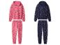 Twee pyjamasets met hoodie en broek, één roze met honden, de andere donkerblauw met zuurstokken.