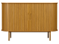 Licht houten dressoir met roldeuren en uitgesneden handgrepen, op slanke poten.