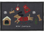 Kerst deurmat met een hond in een trui, peperkoekhuisje en de tekst 'MERRY EVERYTHING'.