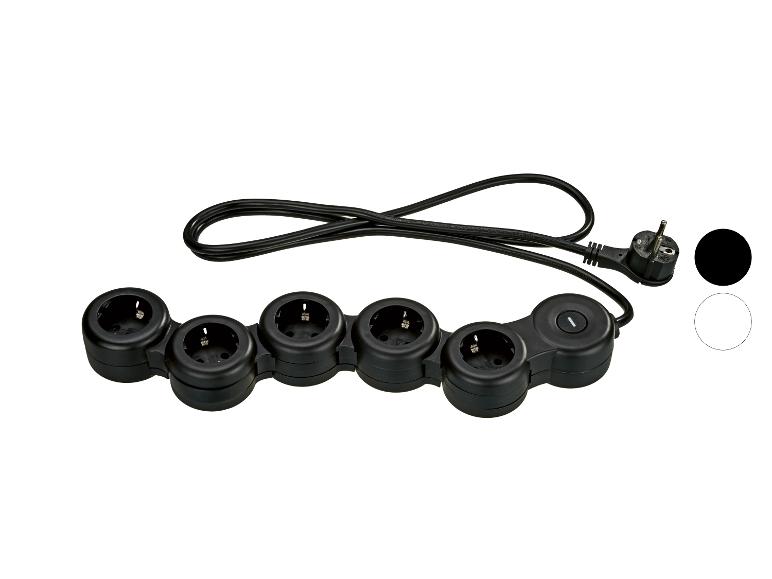 Zwarte stekkerdoos met zes stopcontacten en schakelaar, met een zwart netsnoer en stekker.