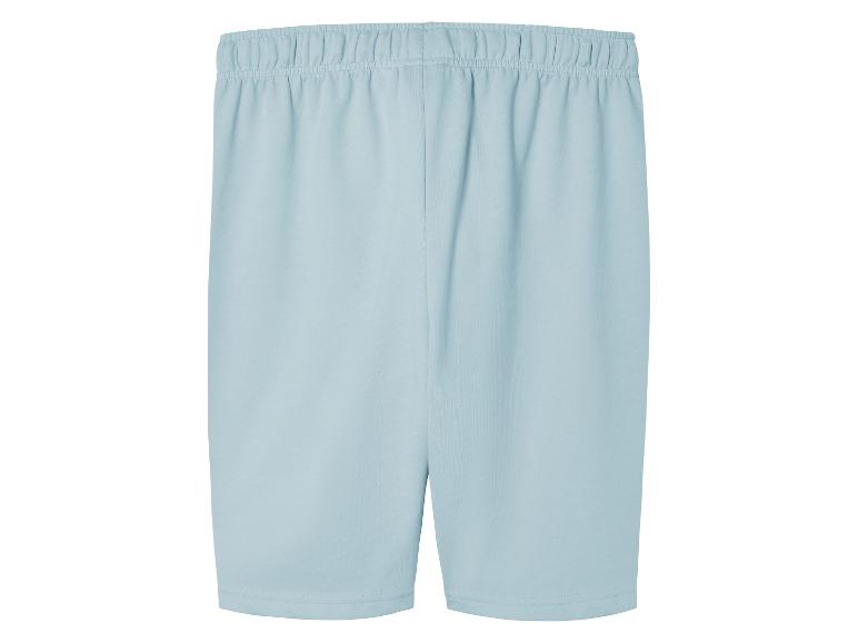 Lichtblauwe jogging shorts.