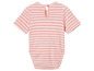 Een roze gestreept babypakje met korte mouwen.