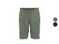 Groene sportshorts met verstelbaar trekkoord en een klein logo.