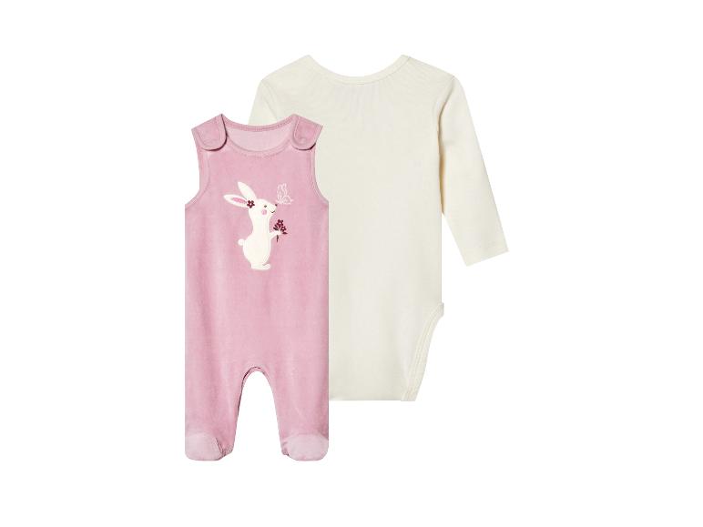 Roze velours romper met konijntje print en wit babypakje.
