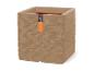 Vierkante beige plantenbak met gestructureerd oppervlak en oranje etiket.