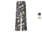 Wijde broek met bloemen- en fruitpatroon op donkergrijze achtergrond, met twee kleurstalen.