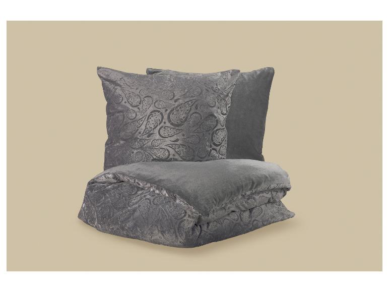 Grijze beddengoedset met kussens en een dekbed met paisley-patroon.