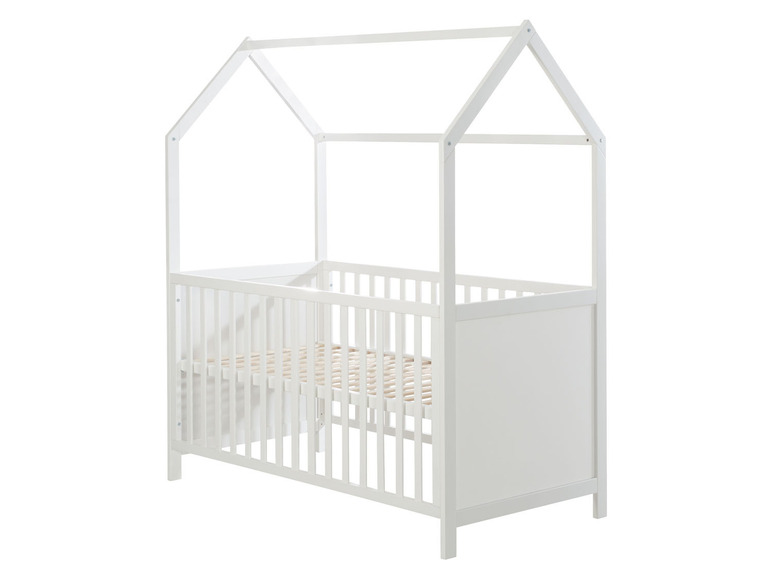 Een wit houten babybed met een huisvormig dak.