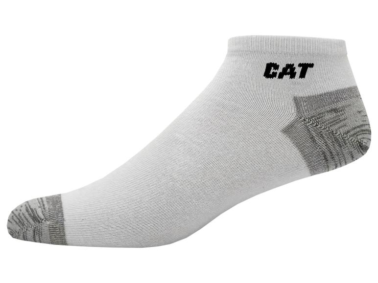 Witte sokken met CAT-logo.