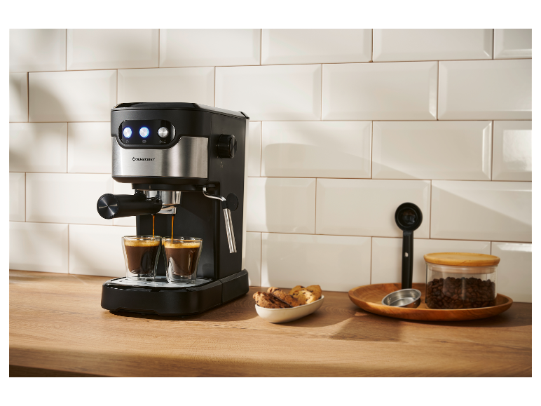 Een SilverCrest espressomachine maakt twee kopjes koffie in een moderne keuken.