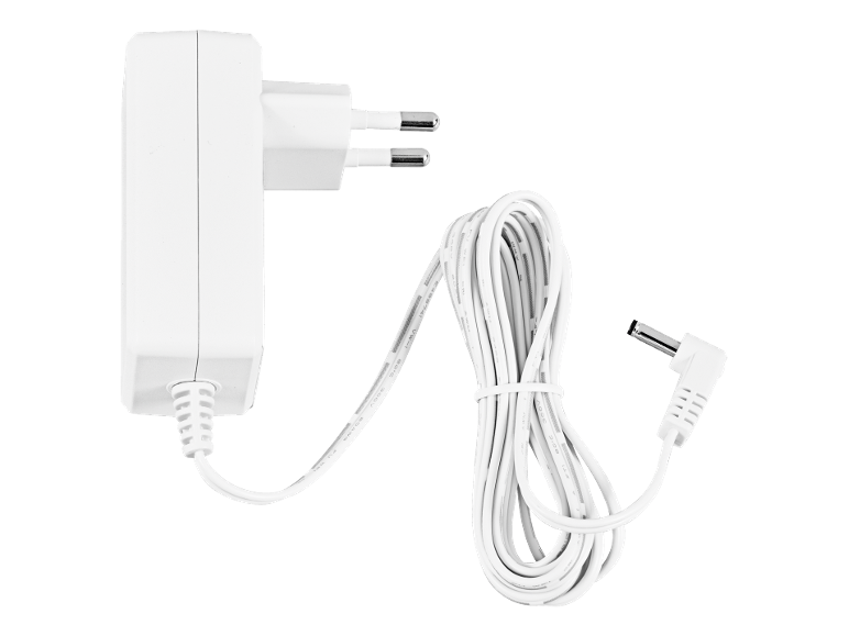 Witte stroomadapter met Europese stekker en opgerolde kabel met DC-connector.