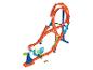 Hot Wheels racebaan met loopings en een speelgoedauto.