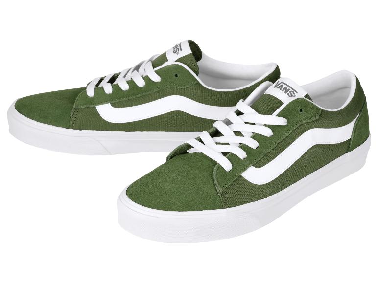Groene sportschoenen met witte details en witte veters