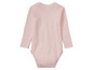 Roze baby onesie met lange mouwen.