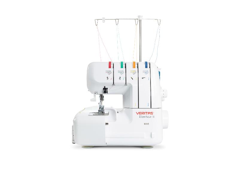 Witte overlock naaimachine met kleurrijke draden en inrijgdetails.
