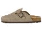 Beige suède muil met metalen gesp en kurken zool.
