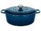 Donkerblauwe gietijzeren braadpan met deksel en zilveren knop op een witte achtergrond.