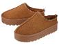 Paar bruine suède-achtige platformslippers met imitatiebont voering