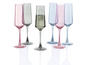 Een set gekleurde champagne glazen.
