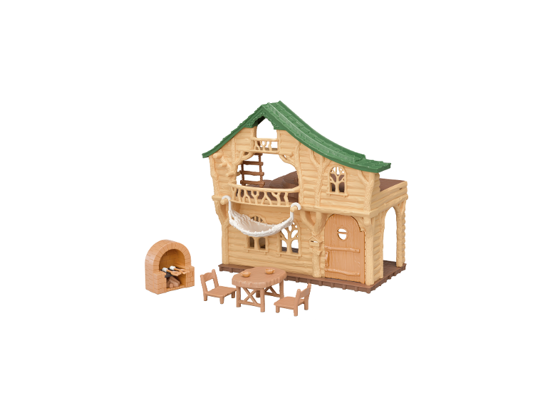 Houten speelboomhut met groen dak, buitenbarbecue, tafel en stoelen.