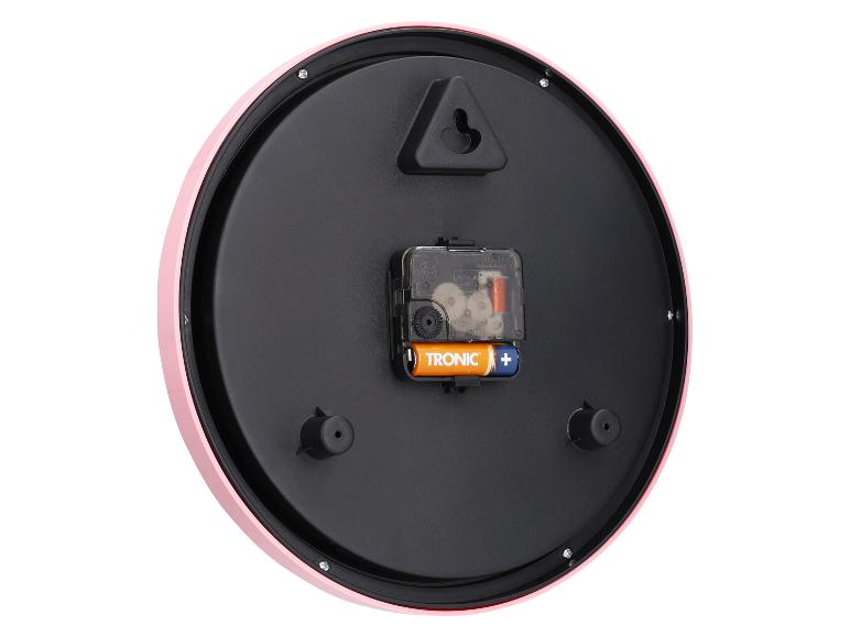 Roze ronde wandklok met zichtbaar quartz uurwerk.