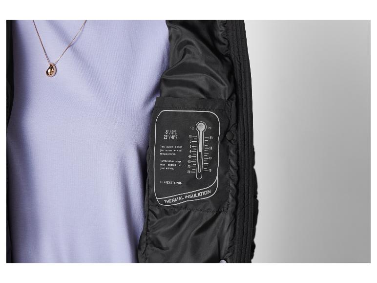 Hohenstein thermische isolatielabel in een zwarte jas, met een gouden ketting.