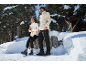 Twee personen in fleece jassen en wandelbroeken in een besneeuwd landschap.