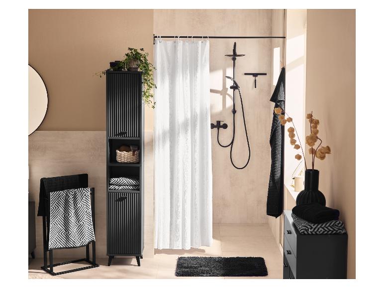Stijlvolle badkamer met moderne zwarte meubels en douchegedeelte van LIVARNO home.