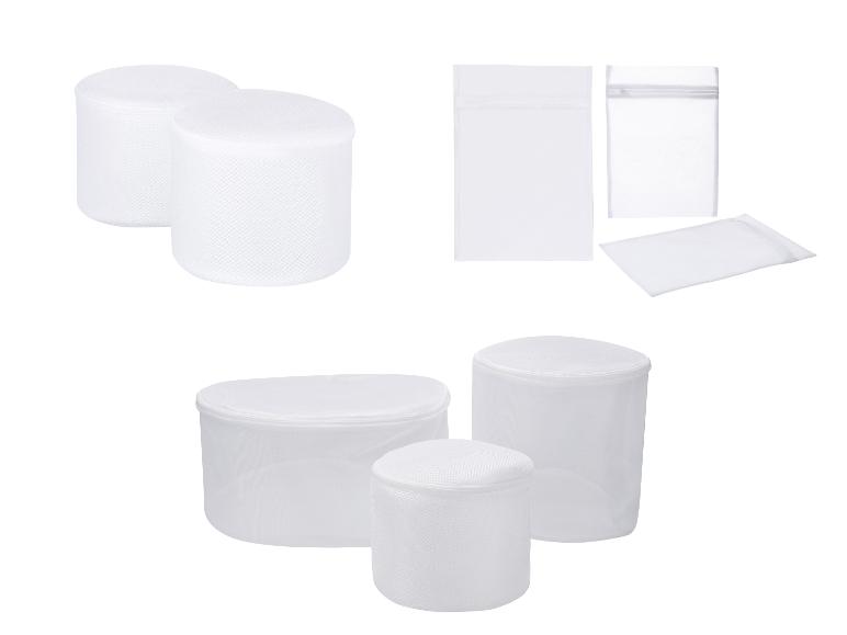 Witte waszakken van gaas in verschillende vormen en maten, inclusief cilindrisch en rechthoekig.