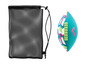 Een turquoise en roze voetbal met geometrisch patroon en een zwarte mesh tas.