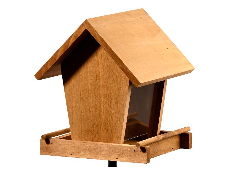 Houten vogelvoederhuisje met schuin dak en doorzichtige panelen, op een witte achtergrond.