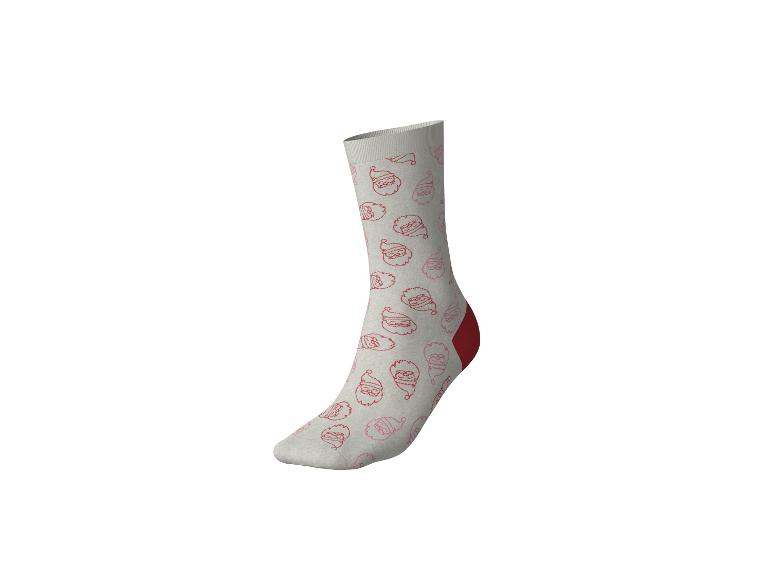 Grijze sok met rood kerstmanpatroon en rode hiel