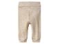 Lichtbruine babybroek met brede, opvouwbare tailleband en geribbelde boorden.