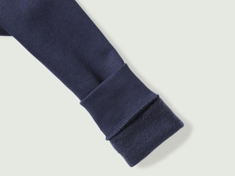 De zoom van een donkerblauwe sweatshirt met fleecevoering.