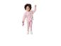 Lachend meisje in roze sweatshirt en legging met een roze speelgoedauto.