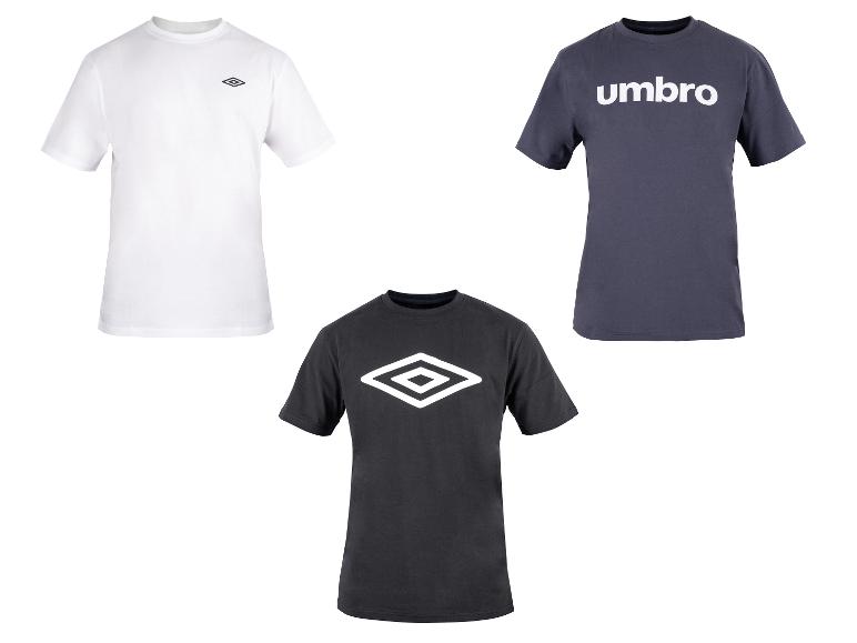Drie T-shirts: een wit T-shirt met een klein logo, een donkerblauw T-shirt met 'umbro' erop en een zwart T-shirt met een wit logo.
