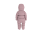 Achteraanzicht van een roze baby sneeuwpak met capuchon.