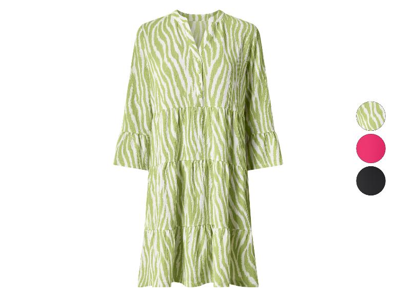 Damesjurk met groen-witte zebraprint, overhemdkraag en gelaagde rok.