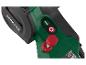 Detail van een groen en zwart elektrisch gereedschap met bedieningsknoppen en een rode instelling.