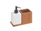 Zeepdispenser en tandenborstelhouder van wit keramiek en bamboe.