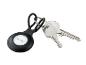 Zwarte sleutelhanger met witte knop en twee metalen sleutels.