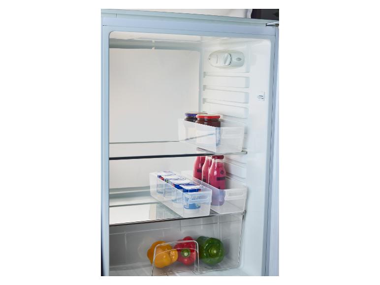 Binnenkant van een koelkast met jampotten, yoghurts, smoothies en paprika's in transparante bakjes.